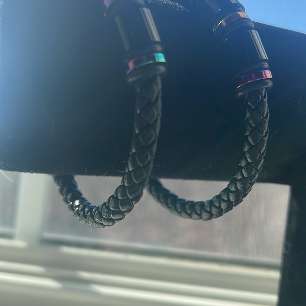 MAGNETIC Iridescent Bracelet - Picture 2 of 3
